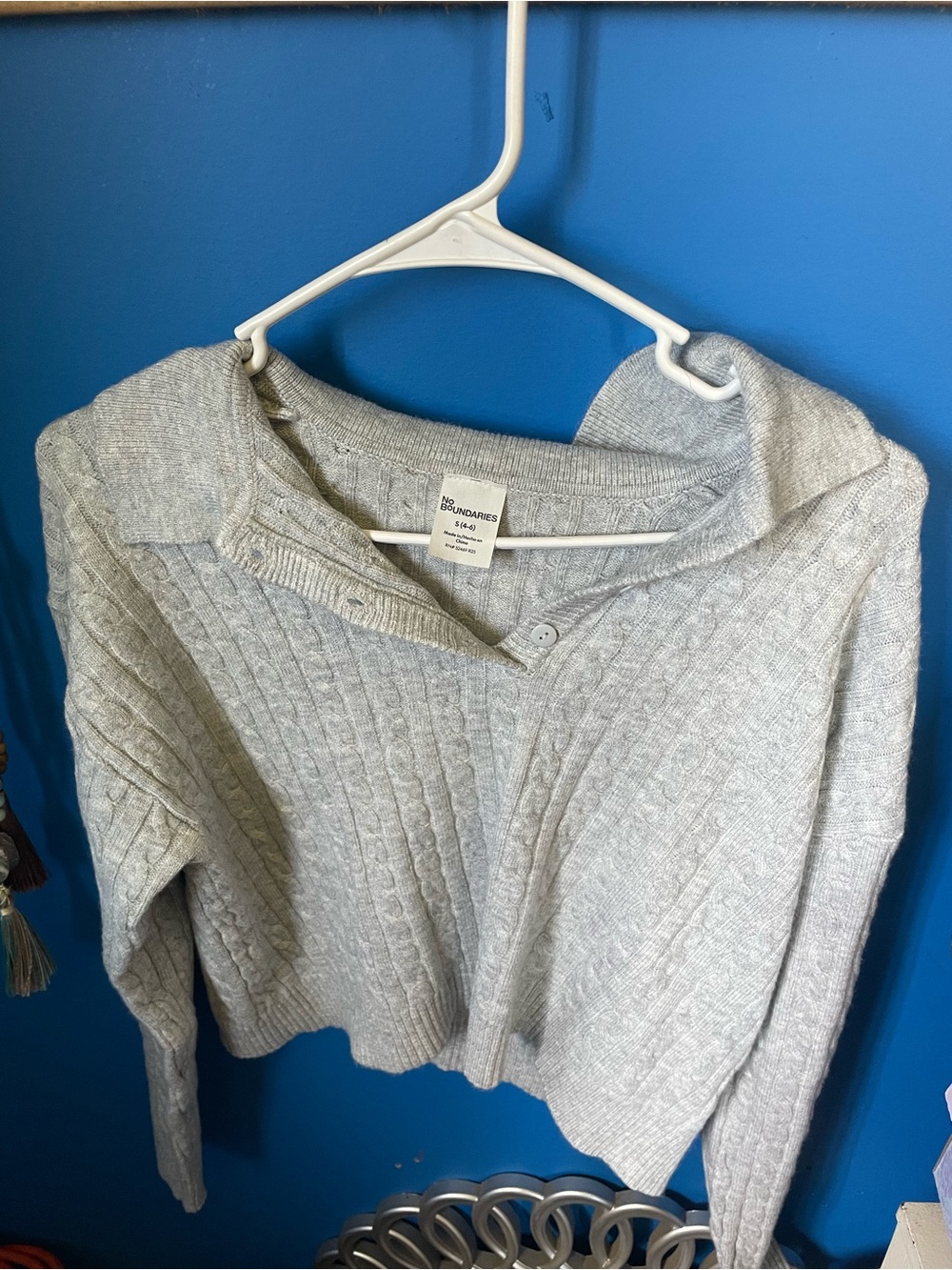 No Boundaries Light Gray V-Neck Cable-Knit Sweater